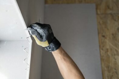 Comment fixer dans du placo sans abîmer le mur