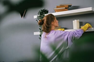 Comment poser des étagères au mur sans erreur ni chute