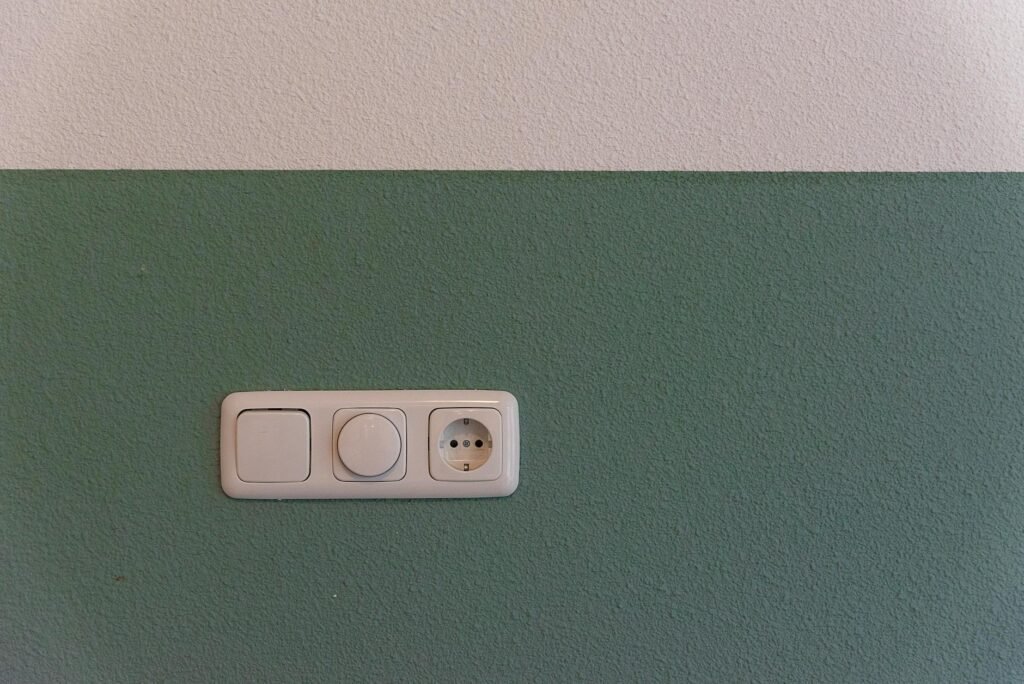 Comment remplacer une prise électrique soi-même en sécurité
