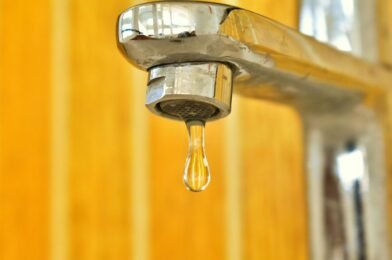 Réparer un robinet qui fuit sans plombier : guide pas à pas